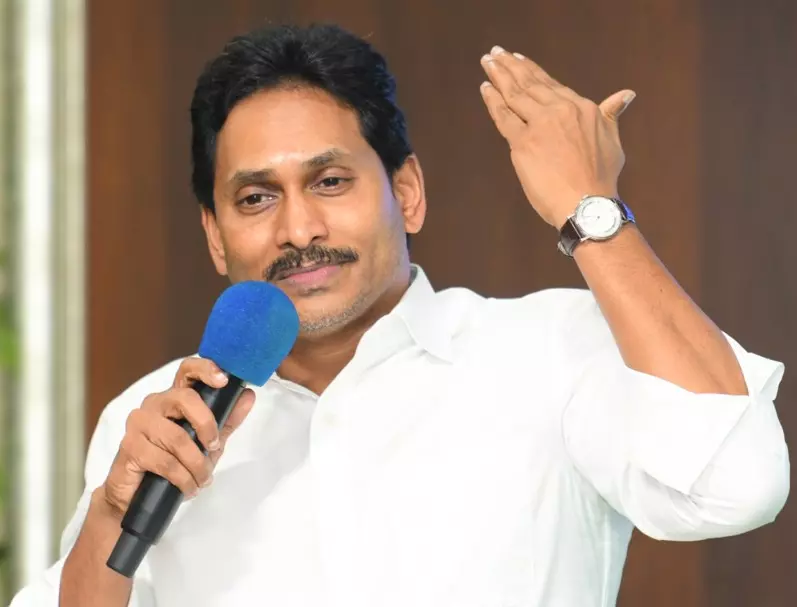 జగన్ 2.Oపై సెటైర్లు పేలుతున్నాయి, ఎందుకు? జగన్ 2.Oపై సెటైర్లు పేలుతున్నాయి, ఎందుకు?