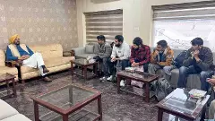 అమెరికా అక్రమ వలసదారుల చేతులకు సంకెళ్లు.. కాళ్లకు గొలుసులు