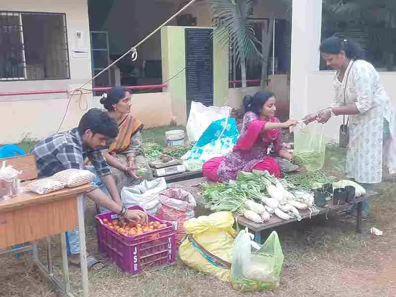 సంతలో సేంద్రియ కూరగాయలు అమ్ముతున్న బీటెక్ విద్యార్థిని మౌల్య