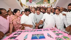 తెలంగాణభవన్‌లో కేసీఆర్ బర్త్‌డే వేడుకలు.. 71కిలోల కేక్ కట్ చేసిన కేటీఆర్