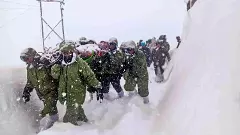 హిమపాతంలో చిక్కుకున్న 57 మంది కార్మికులు