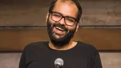 మనసారా నవ్వకండి, వాళ్లు భయపడిపోతున్నారు