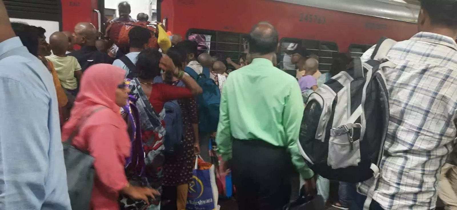 రెక్కలు తెగిన పక్షుల్లా రైలెక్కలేని యాత్రికులు