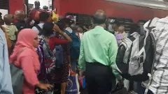 రెక్కలు తెగిన పక్షుల్లా రైలెక్కలేని యాత్రికులు