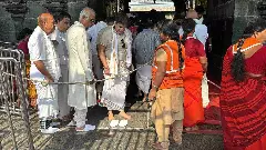 తిరుమలలో  చెప్పులతో ఆలయంలోకి వెళ్లడమా?  సెక్యూరిటీ ఏం చేసింది?