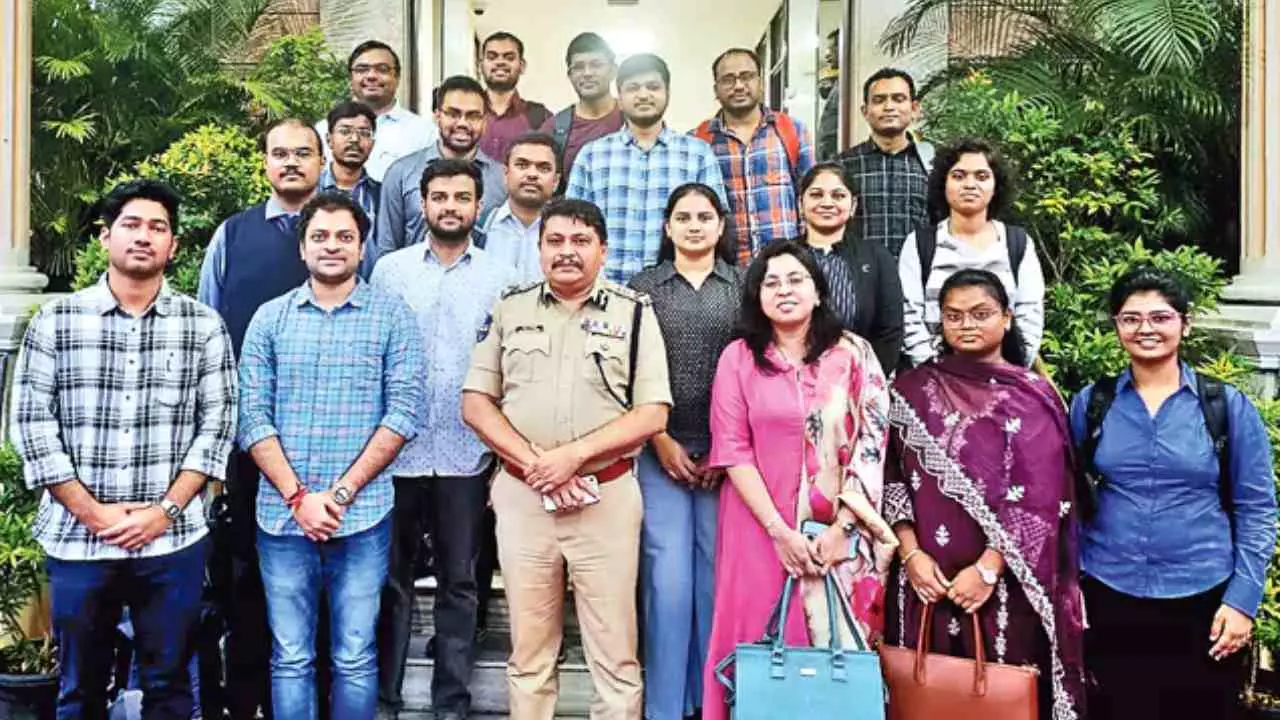 టాప్ 100 సివిల్స్ విజేతల్లో 21 మందికి ఆయనే మెంటార్..