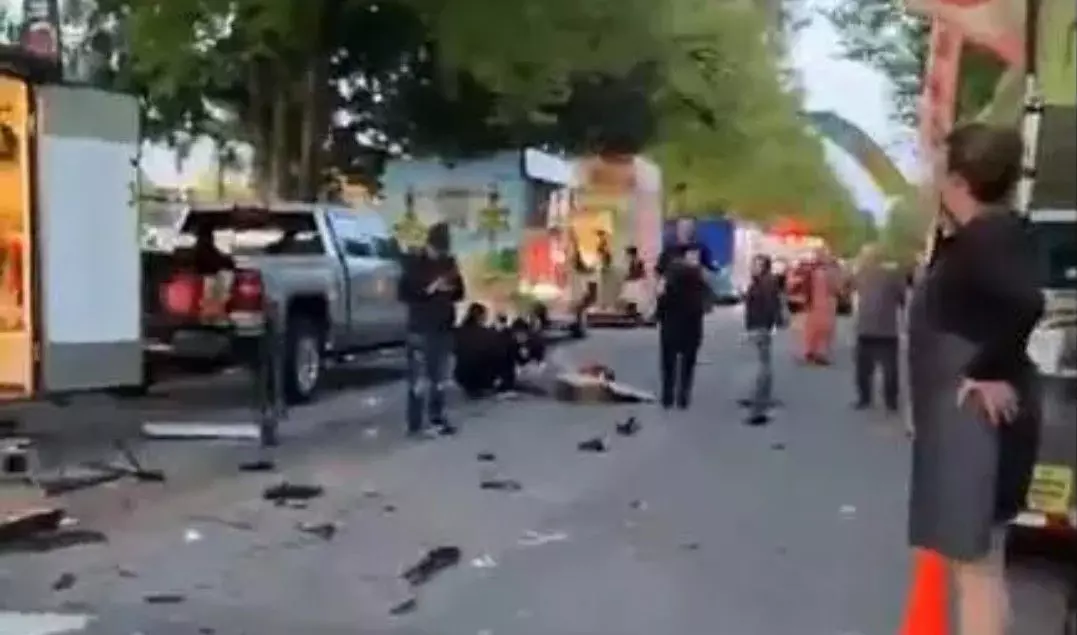 కెనడా: ఊరేగింపు చేస్తున్న ప్రజలపైకి దూసుకెళ్లిన కారు