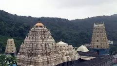 సింహాచలం గుడిలో గోడ కూలి 8  మంది మృతి