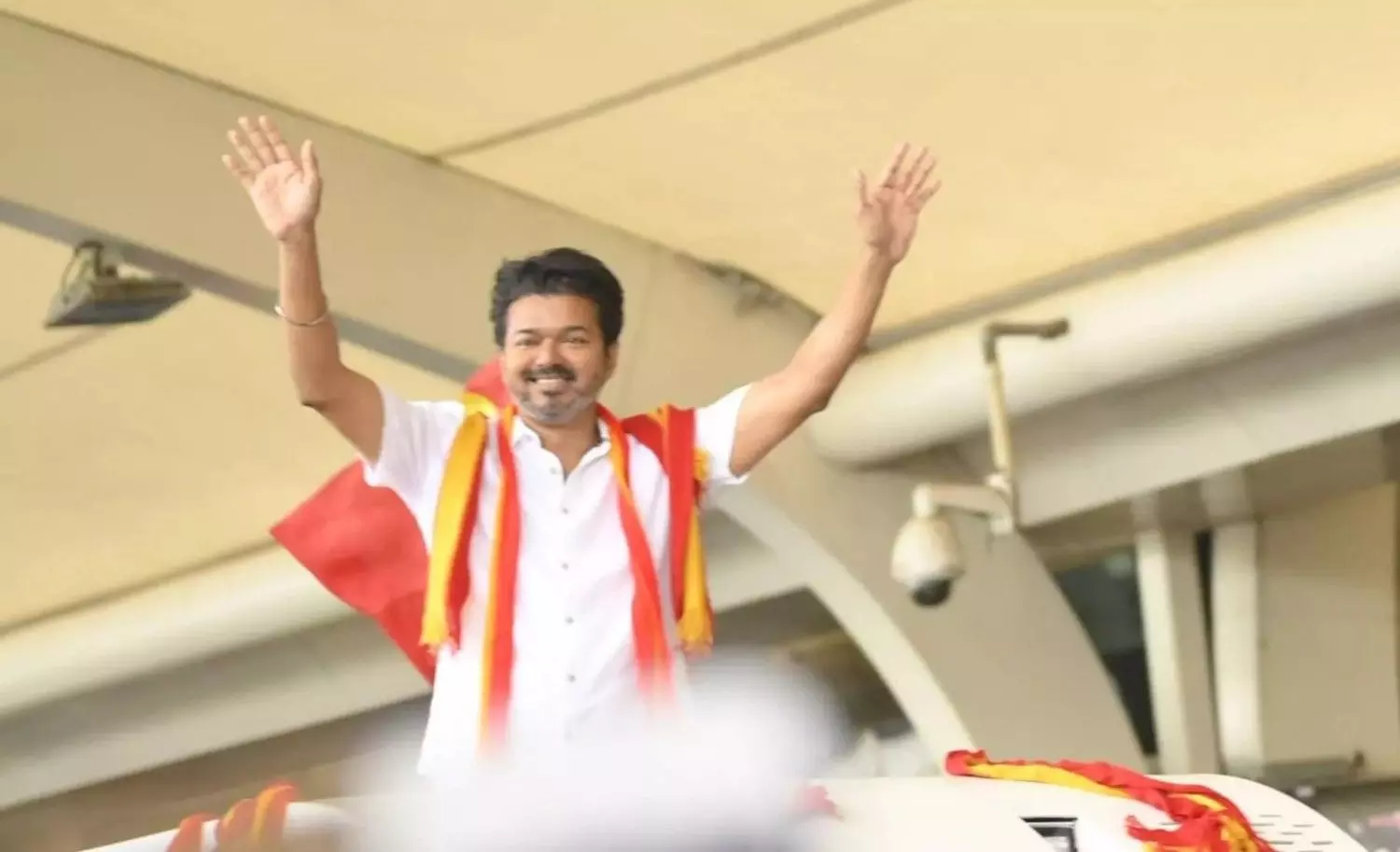 మధురైకి బయల్దేరిన విజయ్.. మధురైకి బయల్దేరిన విజయ్..