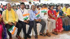 ప్రధాని సభలో జాతీయ జెండాల రెపరెపలు