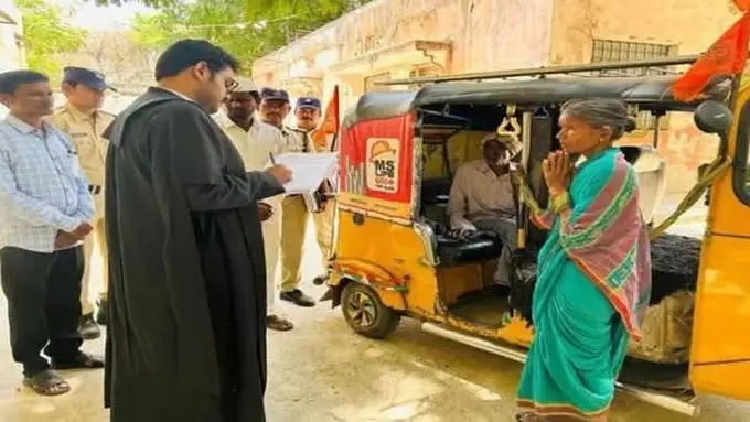 వృద్ధ దంపతుల చెంతకు న్యాయం, బెంచ్ దిగి వచ్చిన జడ్జి వృద్ధ దంపతుల చెంతకు న్యాయం, బెంచ్ దిగి వచ్చిన జడ్జి