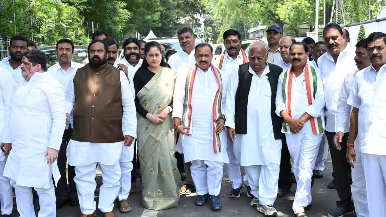 గవర్నర్తో కాంగ్రెస్ బీసీ నేతల భేటీ.. గవర్నర్తో కాంగ్రెస్ బీసీ నేతల భేటీ..