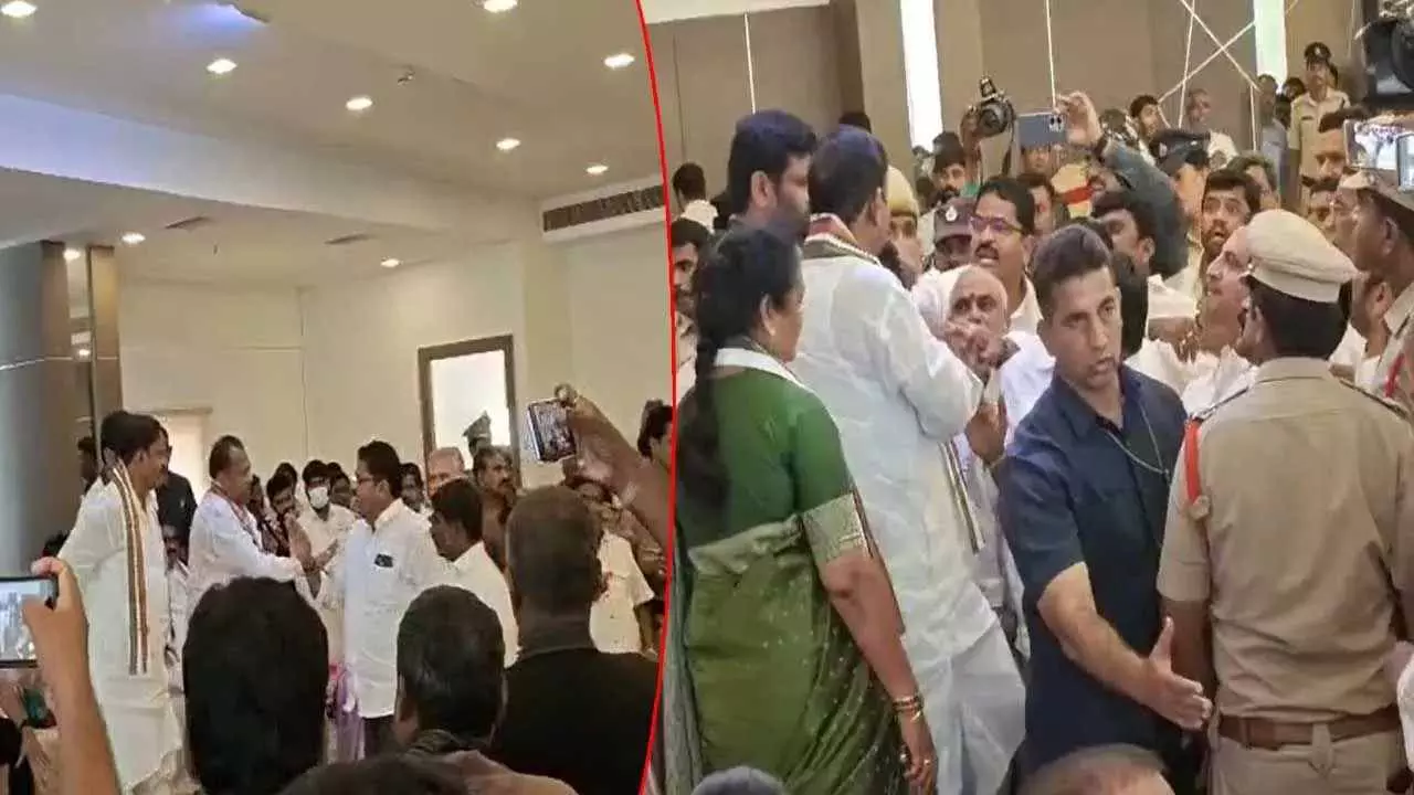 మంత్రి ముందే కొట్టుకున్న కాంగ్రెస్ నేతలు మంత్రి ముందే కొట్టుకున్న కాంగ్రెస్ నేతలు