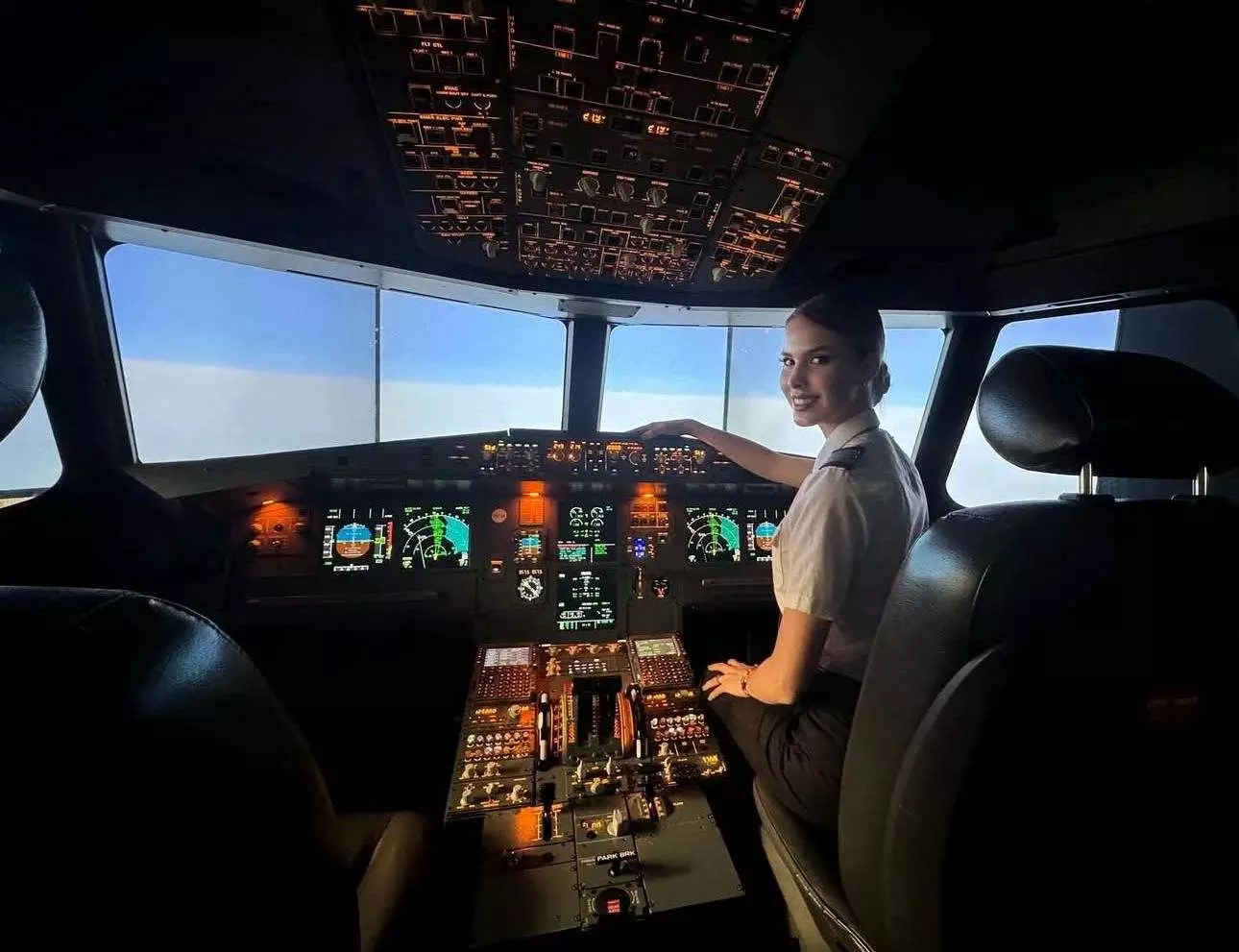 ఆందాల భామలు చేసే ఉద్యోగాలేమిటో తెలుసా?