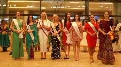 శంషాబాద్ విమానాశ్రయంలో అందాల  భామల సందడి