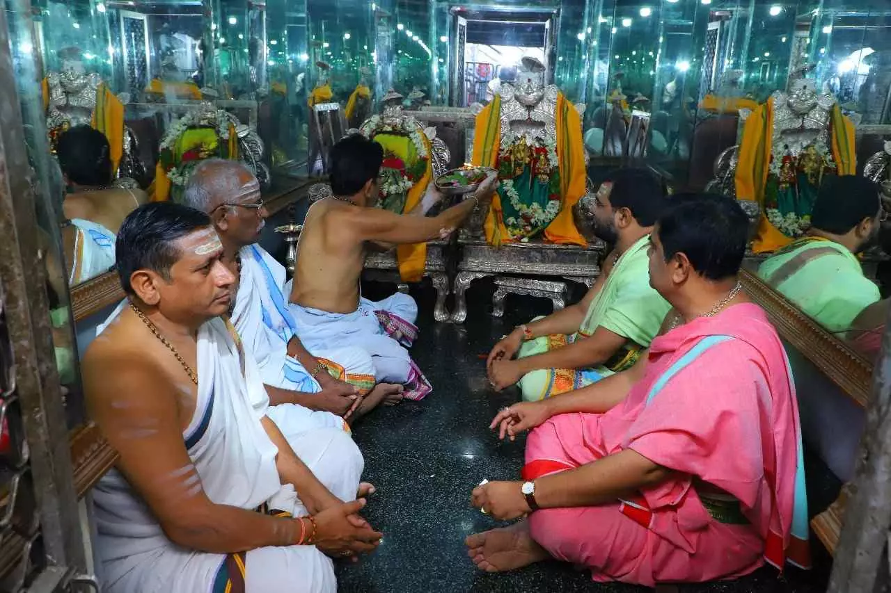 ఇండియన్ ఆర్మీకి మద్ధతుగా దేవాలయాల్లో ప్రత్యేక పూజలు ఇండియన్ ఆర్మీకి మద్ధతుగా దేవాలయాల్లో ప్రత్యేక పూజలు