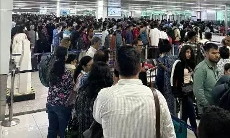 ఢిల్లీలో వంద విమాన సర్వీసులు రద్దు .. ఢిల్లీలో వంద విమాన సర్వీసులు రద్దు ..