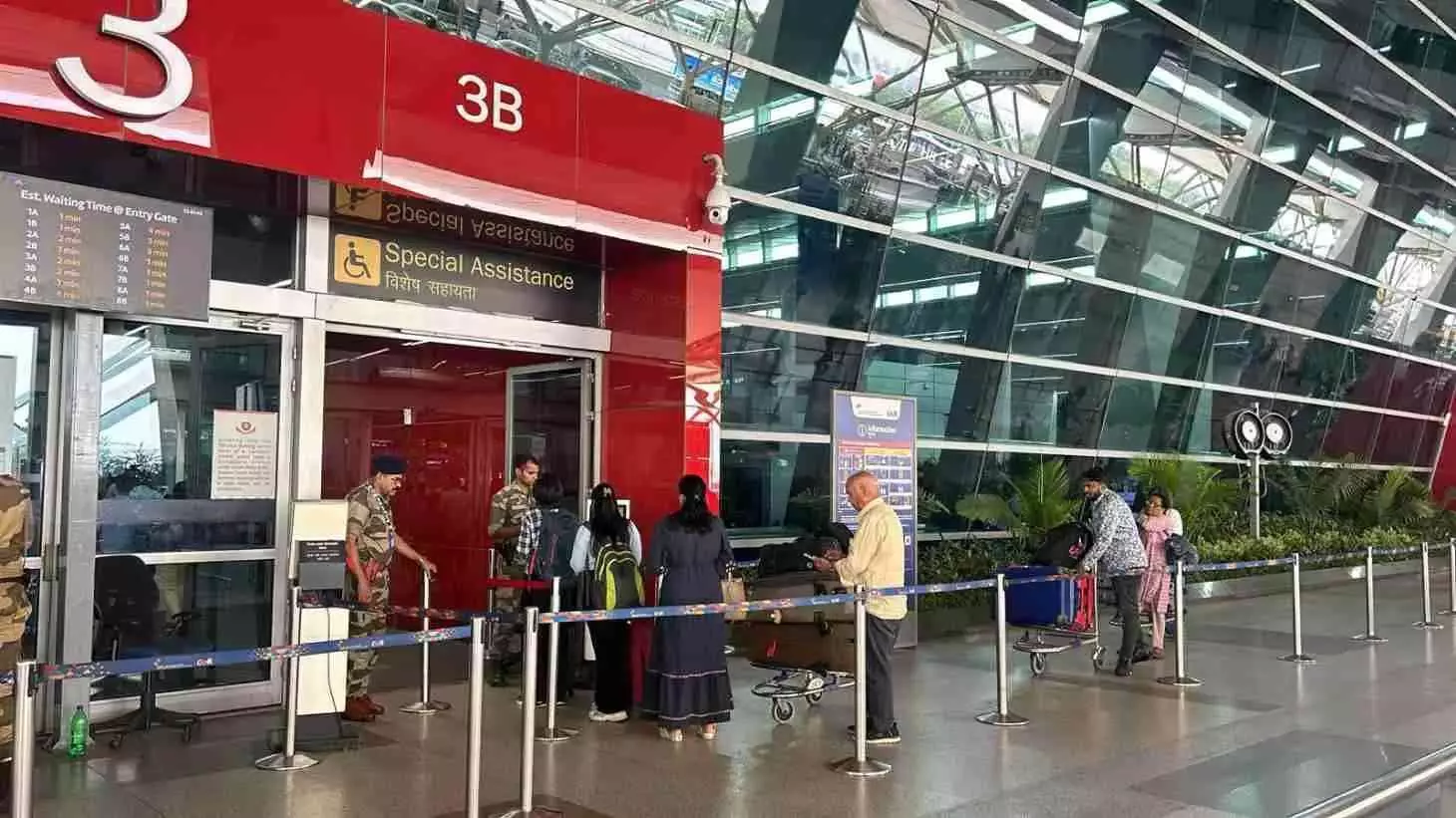 ఢిల్లీ విమానాశ్రయంలో కొనసాగుతున్న విమానాల రాకపోకలు ఢిల్లీ విమానాశ్రయంలో కొనసాగుతున్న విమానాల రాకపోకలు