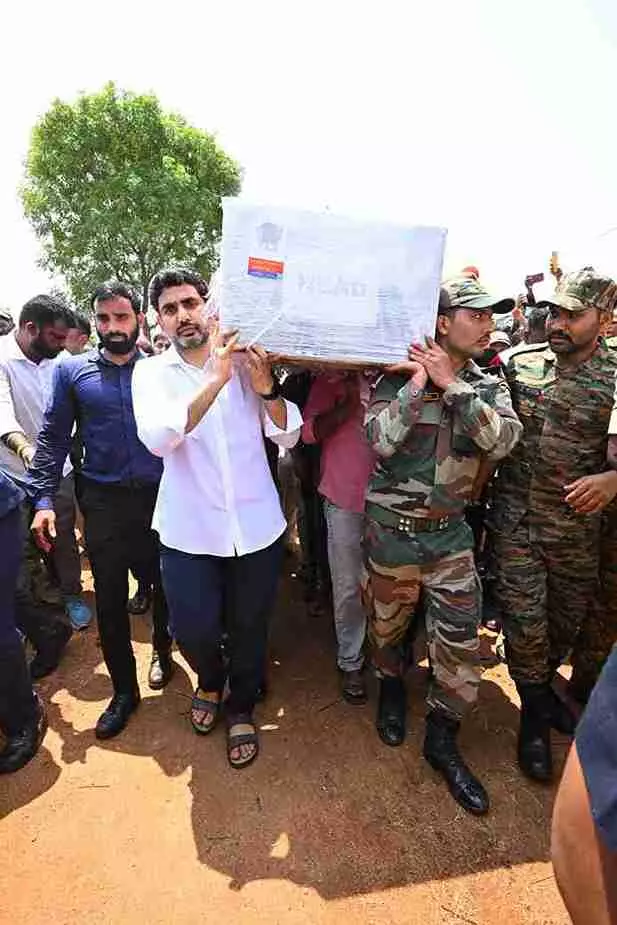 నాయక్ శవపేటికకు భుజం పట్టిన మంత్రి లోకేష్..