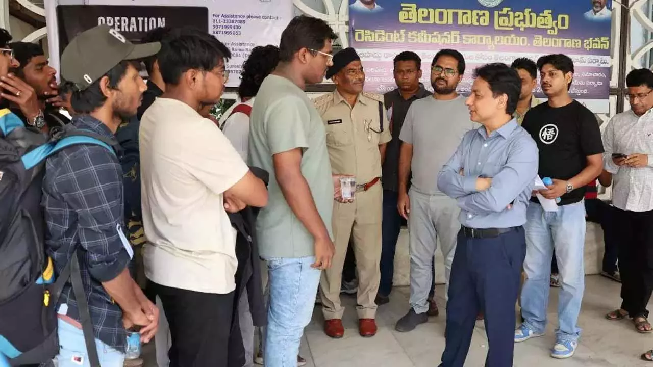 సరిహద్దు ప్రాంతాల నుంచి ఢిల్లీకి చేరుకున్న తెలుగు విద్యార్థులు సరిహద్దు ప్రాంతాల నుంచి ఢిల్లీకి చేరుకున్న తెలుగు విద్యార్థులు