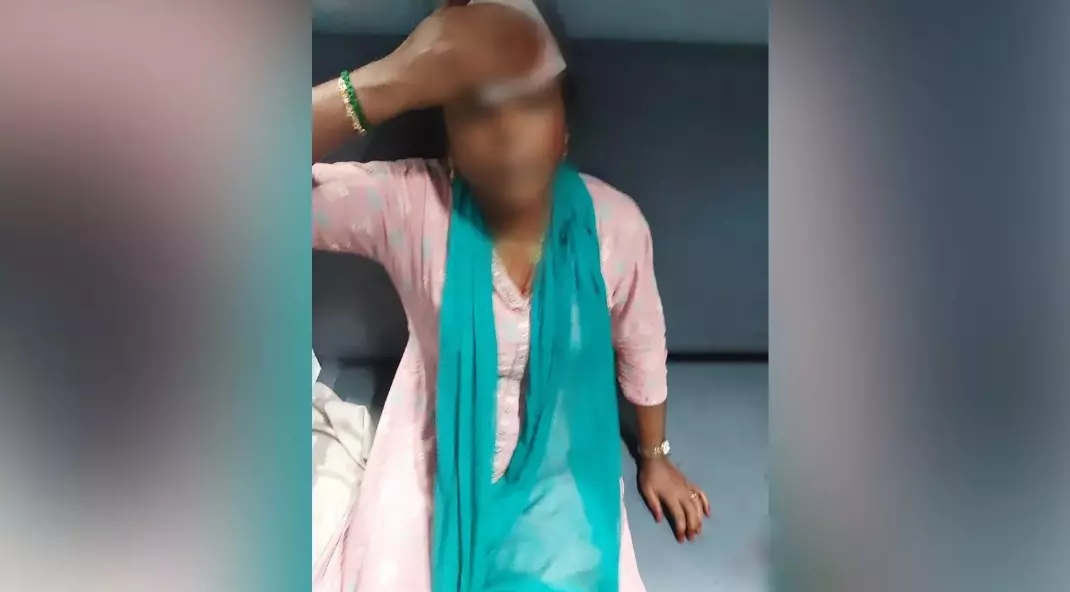 ప్రయాణీకురాలిపై కూలిన రైల్వే మిడిల్ బెర్త్ ప్రయాణీకురాలిపై కూలిన రైల్వే మిడిల్ బెర్త్