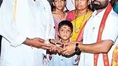 దుర్గమ్మకు అగ్గిపెట్టెలో పట్టే పట్టుచీర సమర్పించిన సిరిసిల్ల నేతన్న