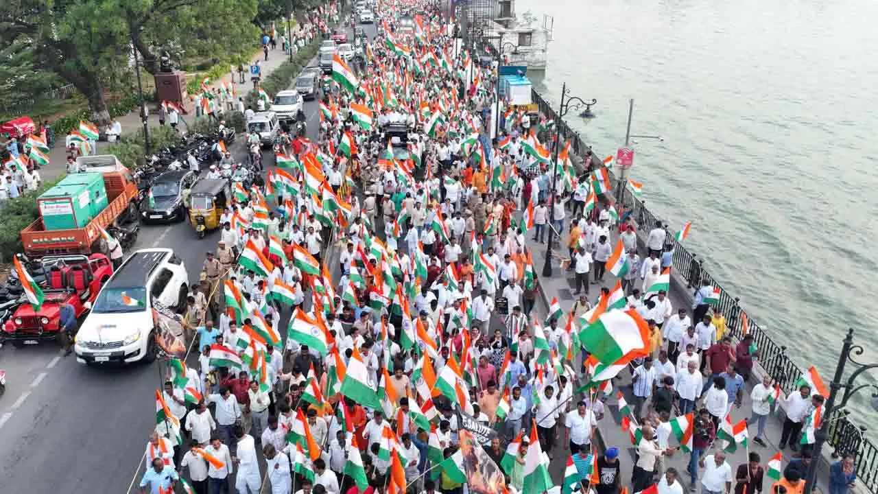 ట్యాంక్బండ్పై రెపరెపలాడిన మువ్వన్నెల జెండా ట్యాంక్బండ్పై రెపరెపలాడిన మువ్వన్నెల జెండా