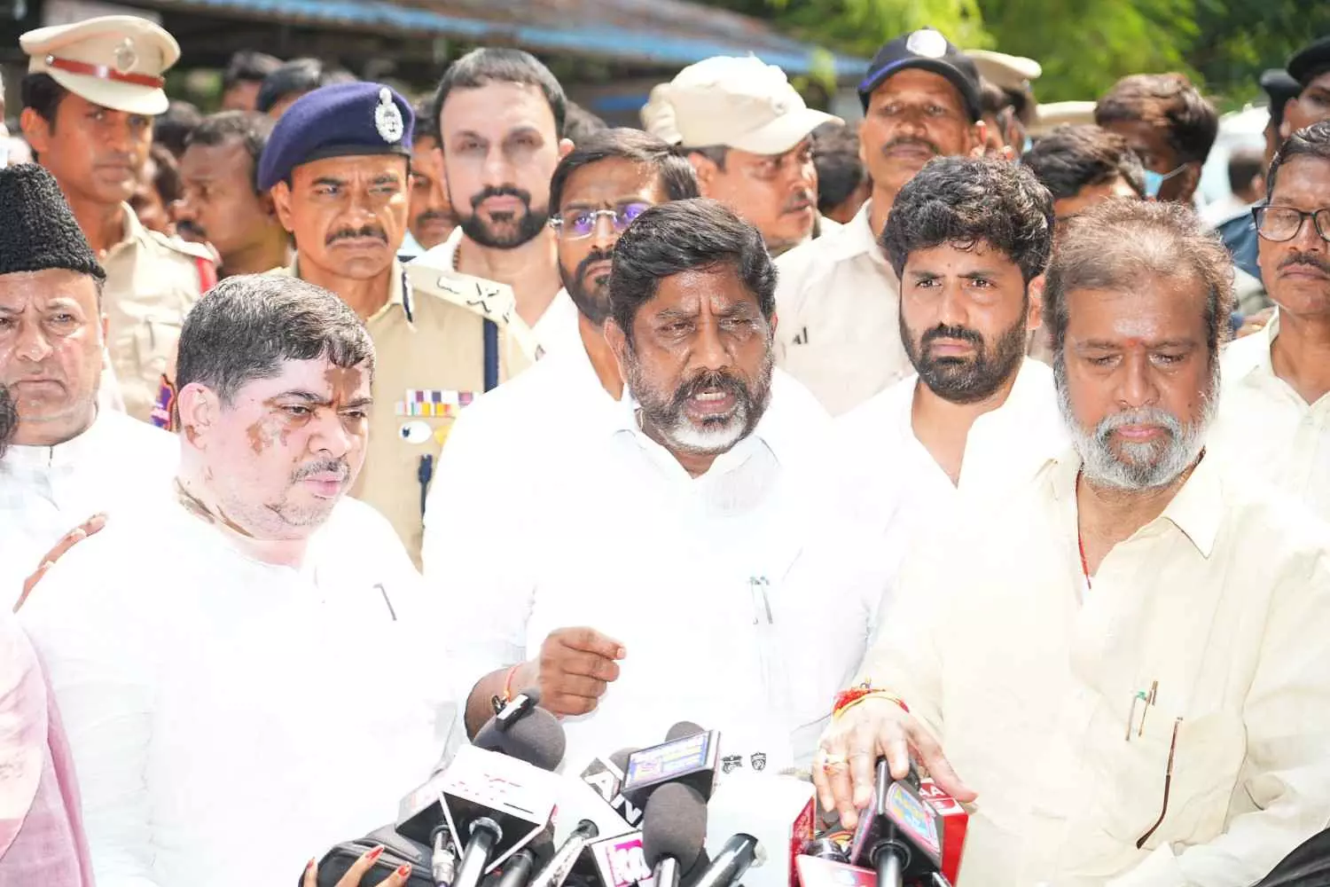 అగ్నిప్రమాదంలో మృతుల కుటుంబాలకు రూ.5లక్షల ఎక్స్ గ్రేషియా అగ్నిప్రమాదంలో మృతుల కుటుంబాలకు రూ.5లక్షల ఎక్స్ గ్రేషియా