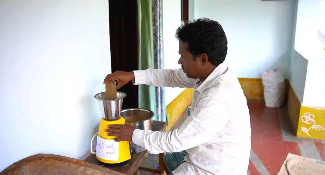 పాడేరులో మిల్లెట్ మిక్సీతో సామలు మరపడుతున్న రైతు. పాడేరులో మిల్లెట్ మిక్సీతో సామలు మరపడుతున్న రైతు.