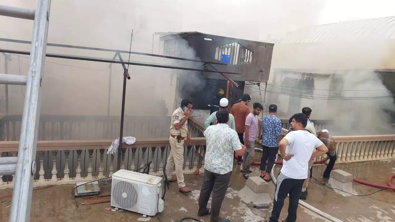 గుల్జార్హౌస్ అగ్నిప్రమాద కారణాలపై ప్రభుత్వ శాఖల తలోమాట గుల్జార్హౌస్ అగ్నిప్రమాద కారణాలపై ప్రభుత్వ శాఖల తలోమాట