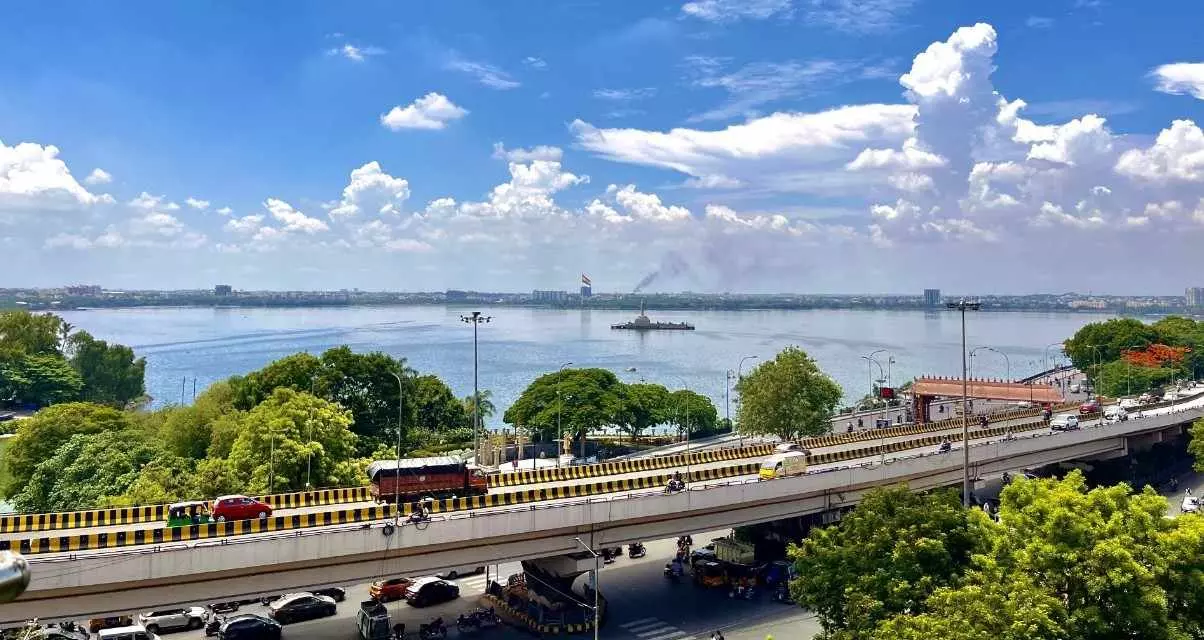 హుస్సేన్సాగర్ ప్రక్షాళన పేరిట రూ.500 కోట్లు వ్యర్థం హుస్సేన్సాగర్ ప్రక్షాళన పేరిట రూ.500 కోట్లు వ్యర్థం