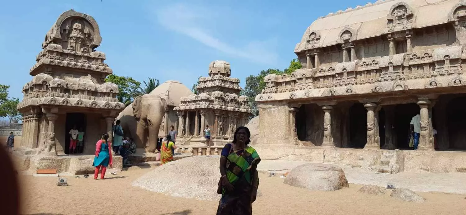 నకుల సహదేవుల రథం, ఏనుగు, ద్రౌపది, అర్జున, భీమ రధాలు. నకుల సహదేవుల రథం, ఏనుగు, ద్రౌపది, అర్జున, భీమ రధాలు.