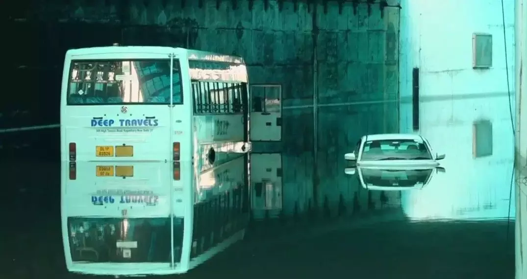 కుండపోత వర్షంతో అతలాకుతలమైన ఢిల్లీ కుండపోత వర్షంతో అతలాకుతలమైన ఢిల్లీ