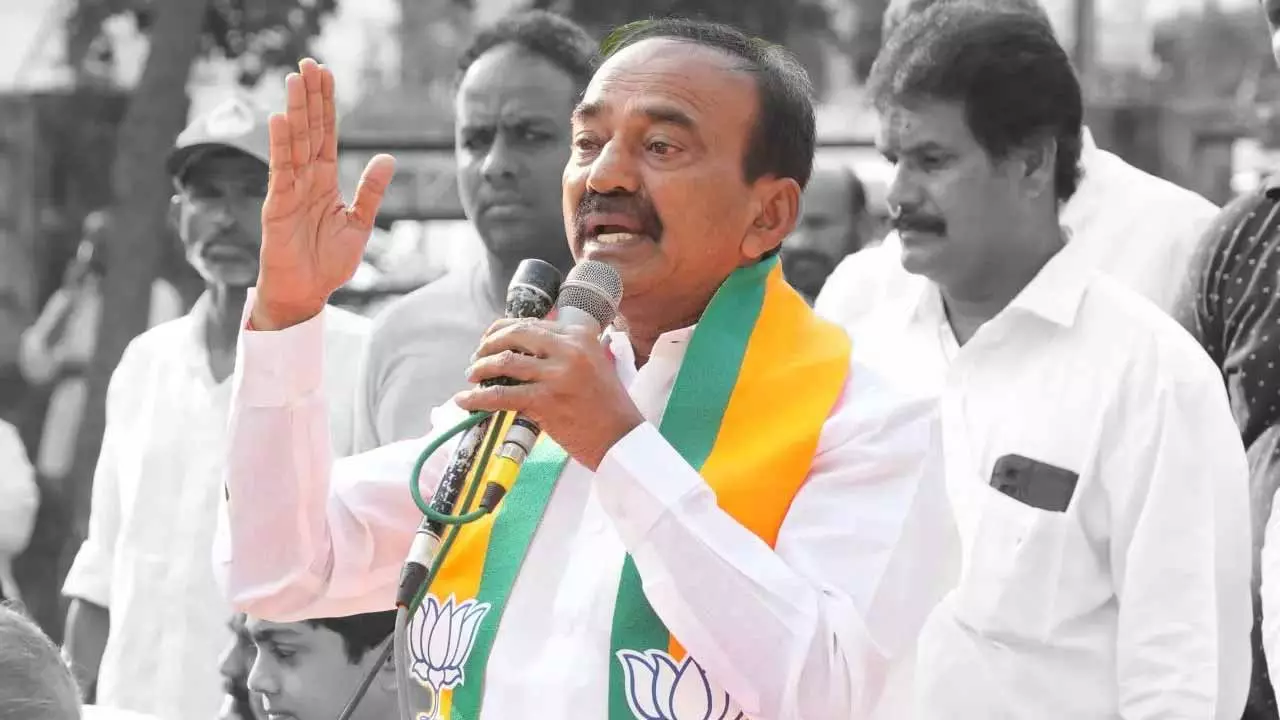 ‘కేసీఆర్ ఓ చక్రవర్తిలా ప్రవర్తిస్తారు’ ‘కేసీఆర్ ఓ చక్రవర్తిలా ప్రవర్తిస్తారు’