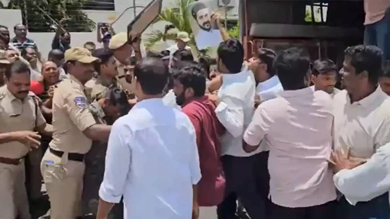 కేటీఆర్ ఆఫీస్ దగ్గర హైటెన్షన్.. బీఆర్ఎస్, కాంగ్రెస్ కార్యకర్తల మధ్య ఫైట్ కేటీఆర్ ఆఫీస్ దగ్గర హైటెన్షన్.. బీఆర్ఎస్, కాంగ్రెస్ కార్యకర్తల మధ్య ఫైట్