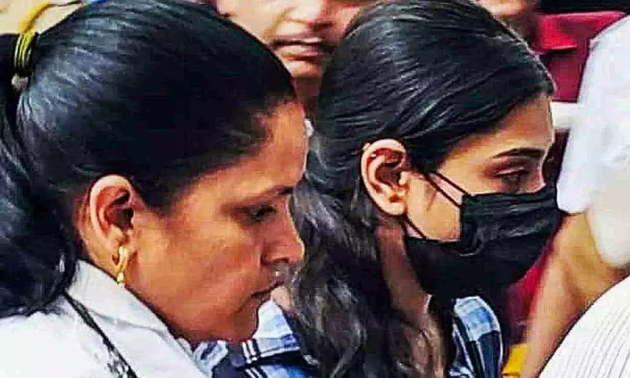 పొలిటికల్ టర్న్ తీసుకున్న లా విద్యార్థిని శర్మిష్ఠ పనోలి అరెస్టు.. పొలిటికల్ టర్న్ తీసుకున్న లా విద్యార్థిని శర్మిష్ఠ పనోలి అరెస్టు..