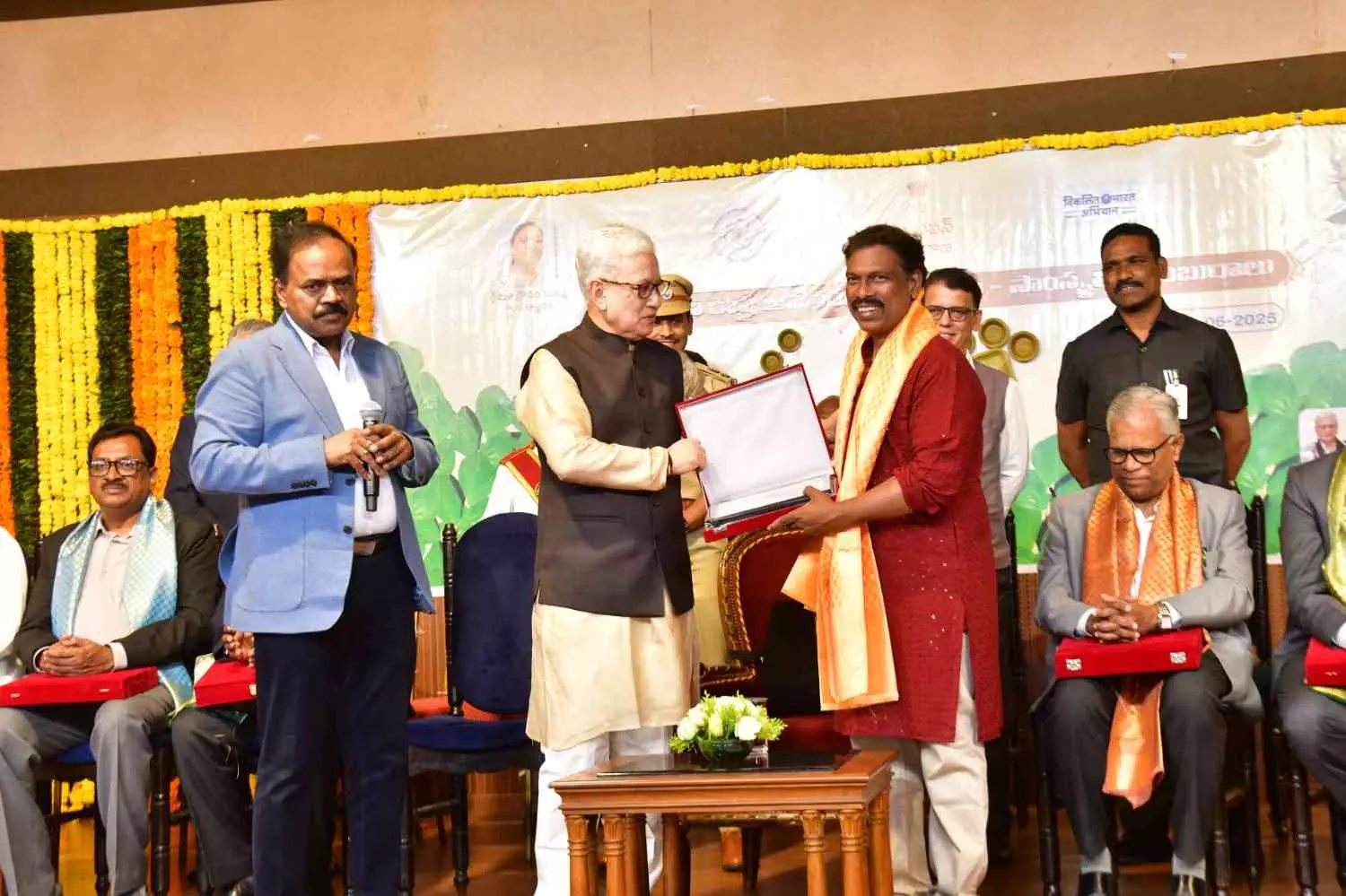 ఏడుగురు తెలంగాణ ప్రముఖులకు గవర్నర్ సత్కారం ఏడుగురు తెలంగాణ ప్రముఖులకు గవర్నర్ సత్కారం