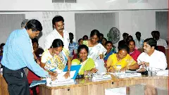 వీళ్లు వెలుగులు పంచారు!  ప్రభుత్వం చీకటి నింపింది!