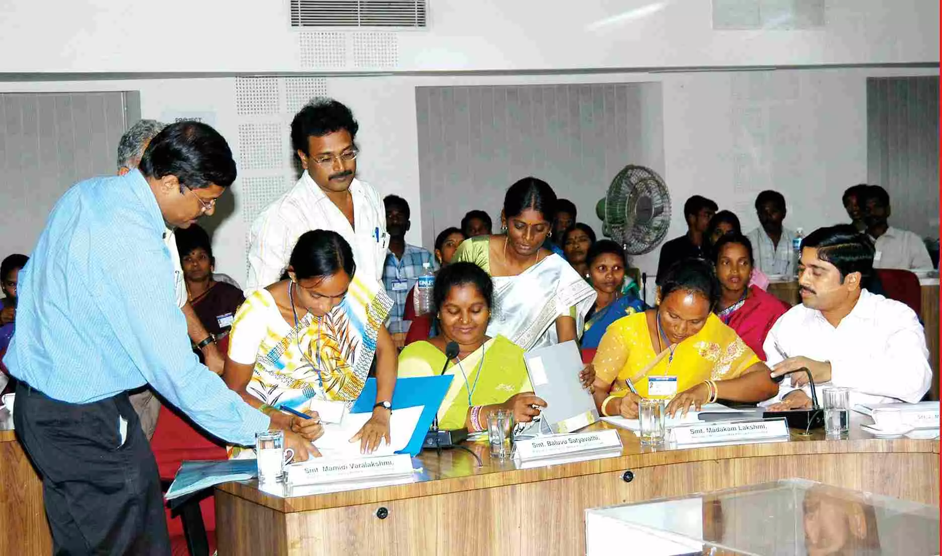 వీళ్లు వెలుగులు పంచారు! ప్రభుత్వం చీకటి నింపింది! వీళ్లు వెలుగులు పంచారు! ప్రభుత్వం చీకటి నింపింది!