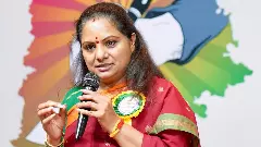 కల్వకుంట్ల కవిత స్టాండులో  తేడా కనిపెట్టారా ?