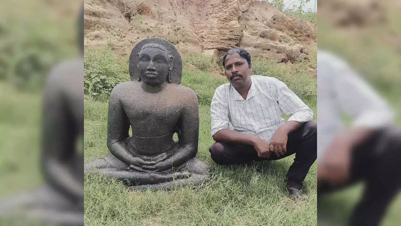 రాయచెరువులో మహావీరుని శిల్పం రాయచెరువులో మహావీరుని శిల్పం