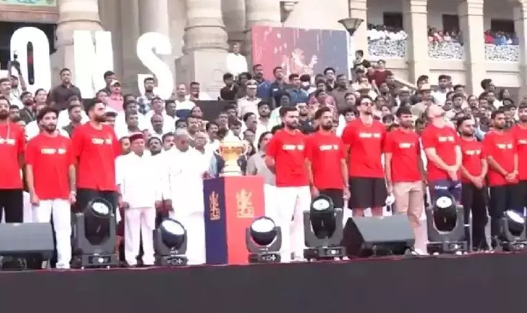 బెంగళూరు చిన్నస్వామి స్టేడియం సమీపంలో తొక్కిసలాట - పది మంది మృతి బెంగళూరు చిన్నస్వామి స్టేడియం సమీపంలో తొక్కిసలాట - పది మంది మృతి