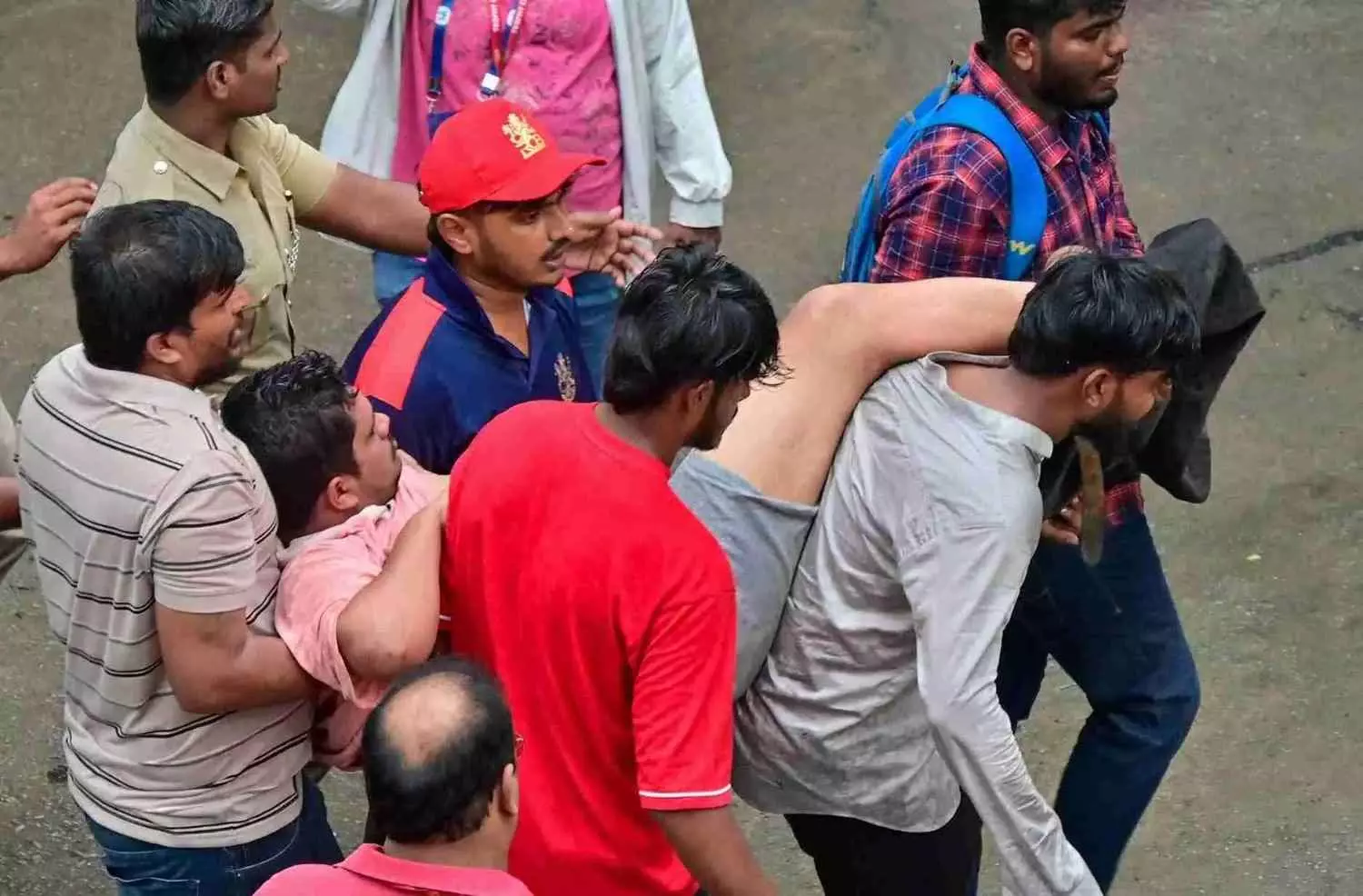 బెంగళూరు తొక్కిసలాట ఘటనను సుమోటోగా స్వీకరించిన హైకోర్టు బెంగళూరు తొక్కిసలాట ఘటనను సుమోటోగా స్వీకరించిన హైకోర్టు