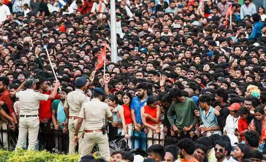 ఆర్సీబీ తొక్కిసలాట వెర్రి అభిమానులకు ఓ షాక్! ఆర్సీబీ తొక్కిసలాట వెర్రి అభిమానులకు ఓ షాక్!