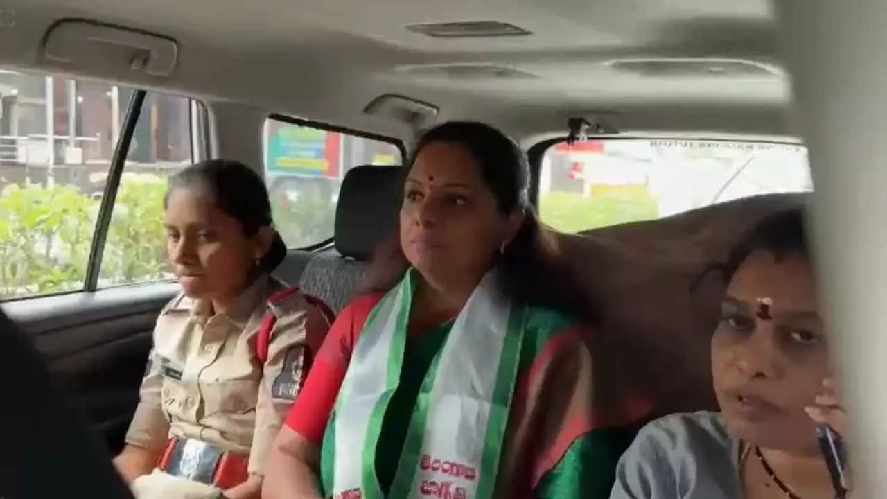 కవితను అదుపులోకి తీసుకున్న పోలీసులు.. కవితను అదుపులోకి తీసుకున్న పోలీసులు..