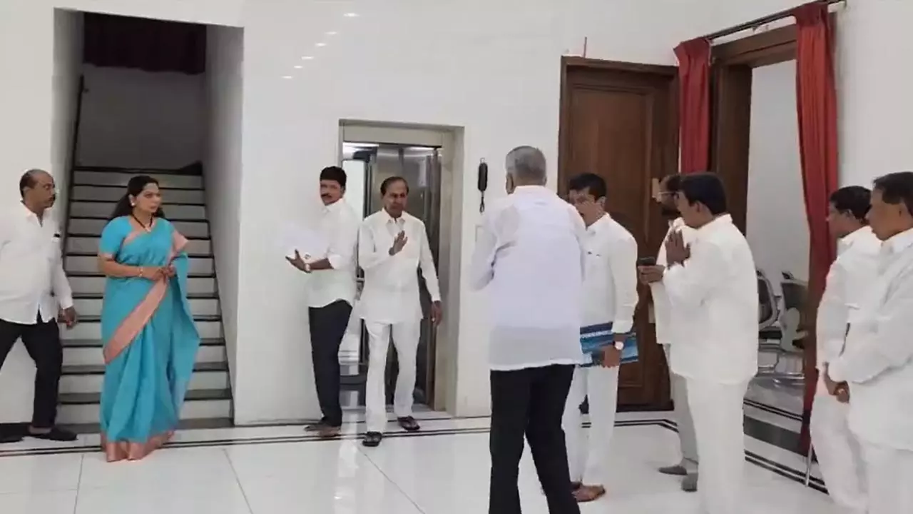 కవిత అంటే కేసీఆర్లో ఇంత కోపముందా ? (వీడియో) కవిత అంటే కేసీఆర్లో ఇంత కోపముందా ? (వీడియో)