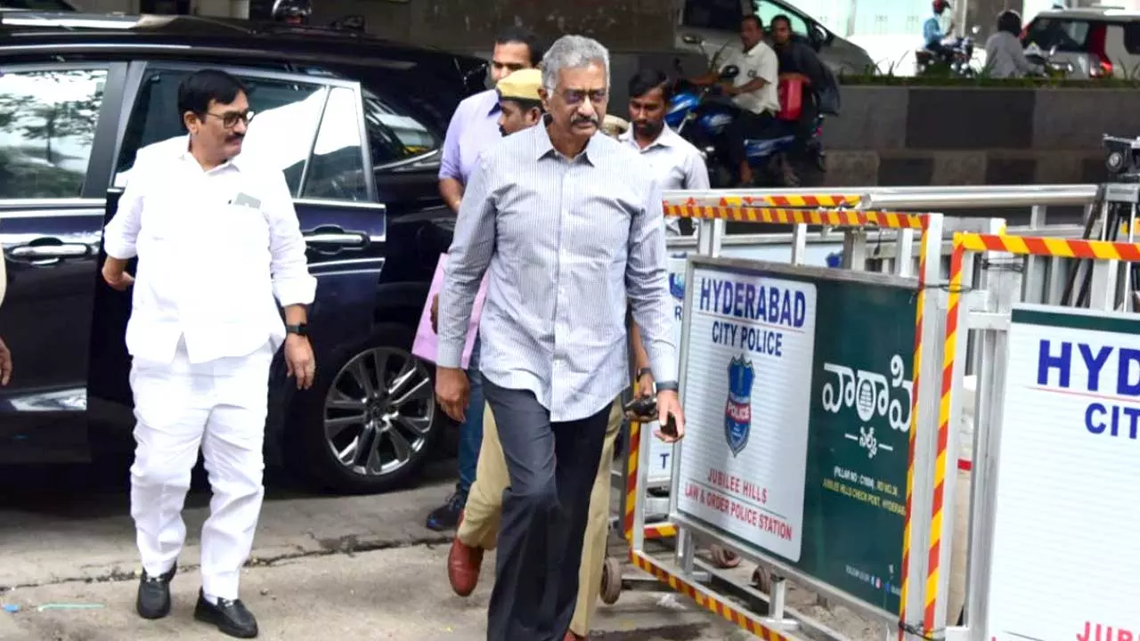 సిట్ దెబ్బకు ప్రభాకర్ రావు ఉక్కిరి బిక్కిరి..? సిట్ దెబ్బకు ప్రభాకర్ రావు ఉక్కిరి బిక్కిరి..?