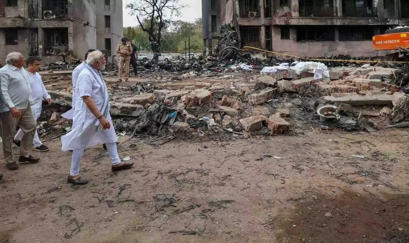 విమానం కూలిన ప్రాంతాన్ని పరిశీలించిన ప్రధాని మోదీ విమానం కూలిన ప్రాంతాన్ని పరిశీలించిన ప్రధాని మోదీ