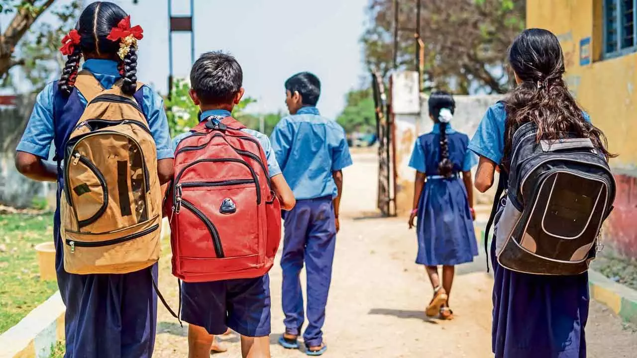 ప్రైవేటు స్కూళ్ల ఫీజుల దందా..ప్రభుత్వనియంత్రణ ఎప్పుడు? ప్రైవేటు స్కూళ్ల ఫీజుల దందా..ప్రభుత్వనియంత్రణ ఎప్పుడు?