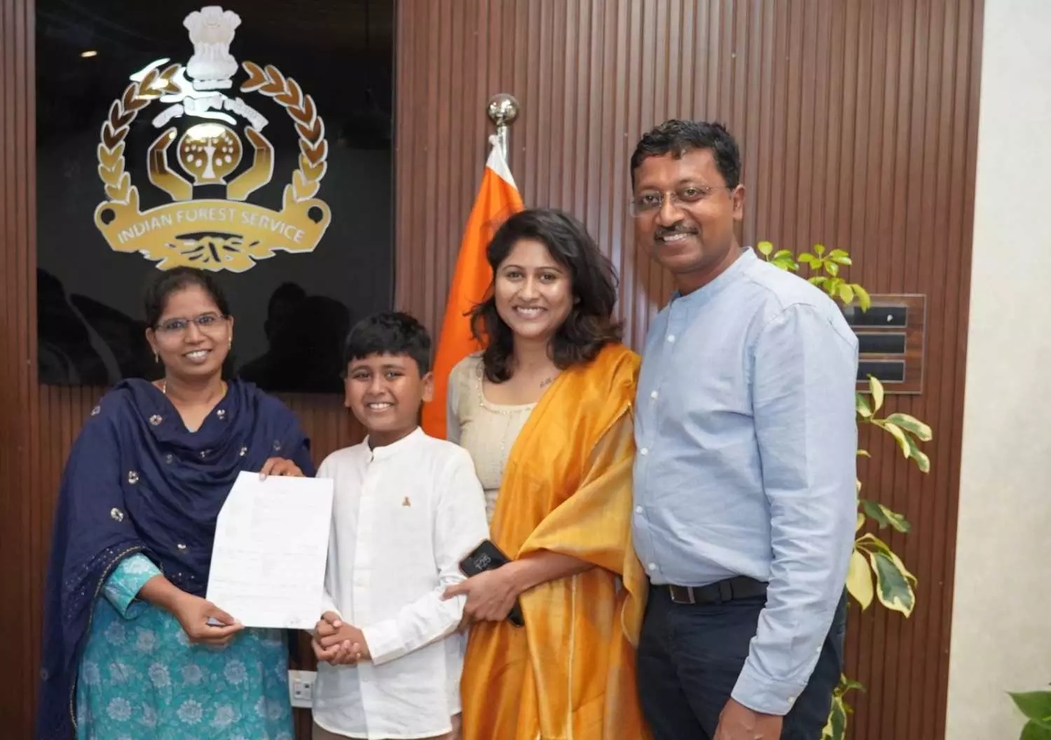 కొడుకుని జంతుప్రపంచానికి చేరువ చేసిన హైదరాబాద్ ఐఎఫ్ఎస్ అధికారి కొడుకుని జంతుప్రపంచానికి చేరువ చేసిన హైదరాబాద్ ఐఎఫ్ఎస్ అధికారి
